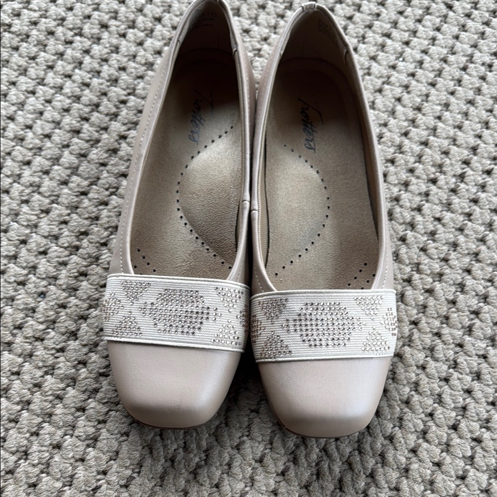 Trotters Beige Women's Flats